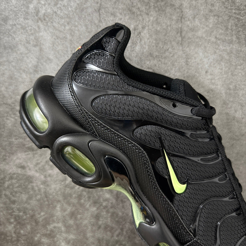 Nike Air Max Plus TN - Black/Volt