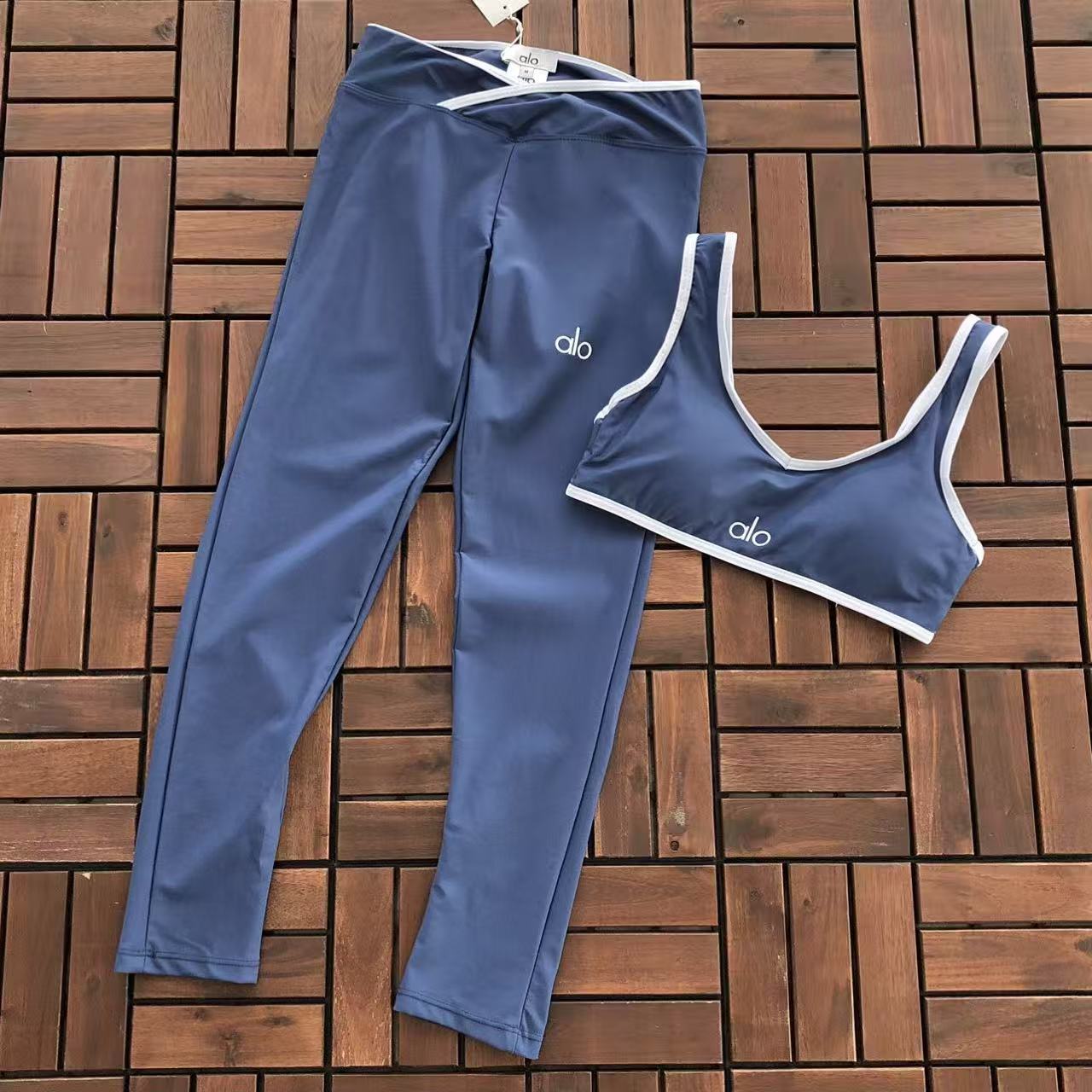Alo Yoga Women's Yoga Set