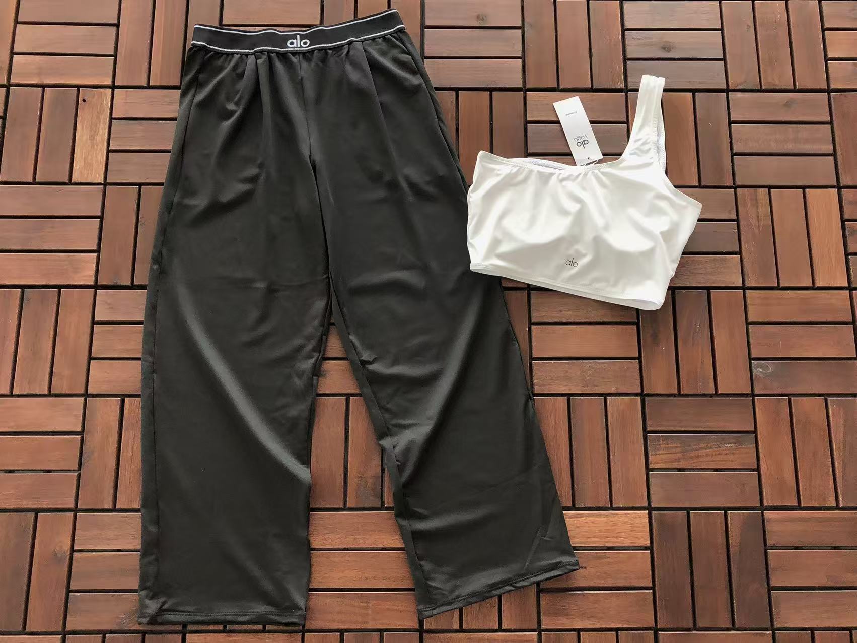 Alo Yoga Women's Yoga Set