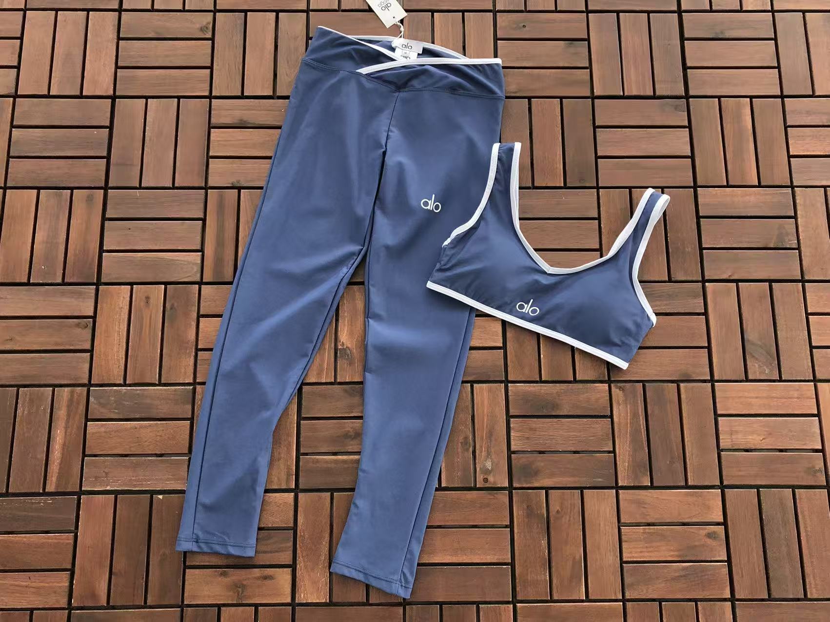 Alo Yoga Women's Yoga Set