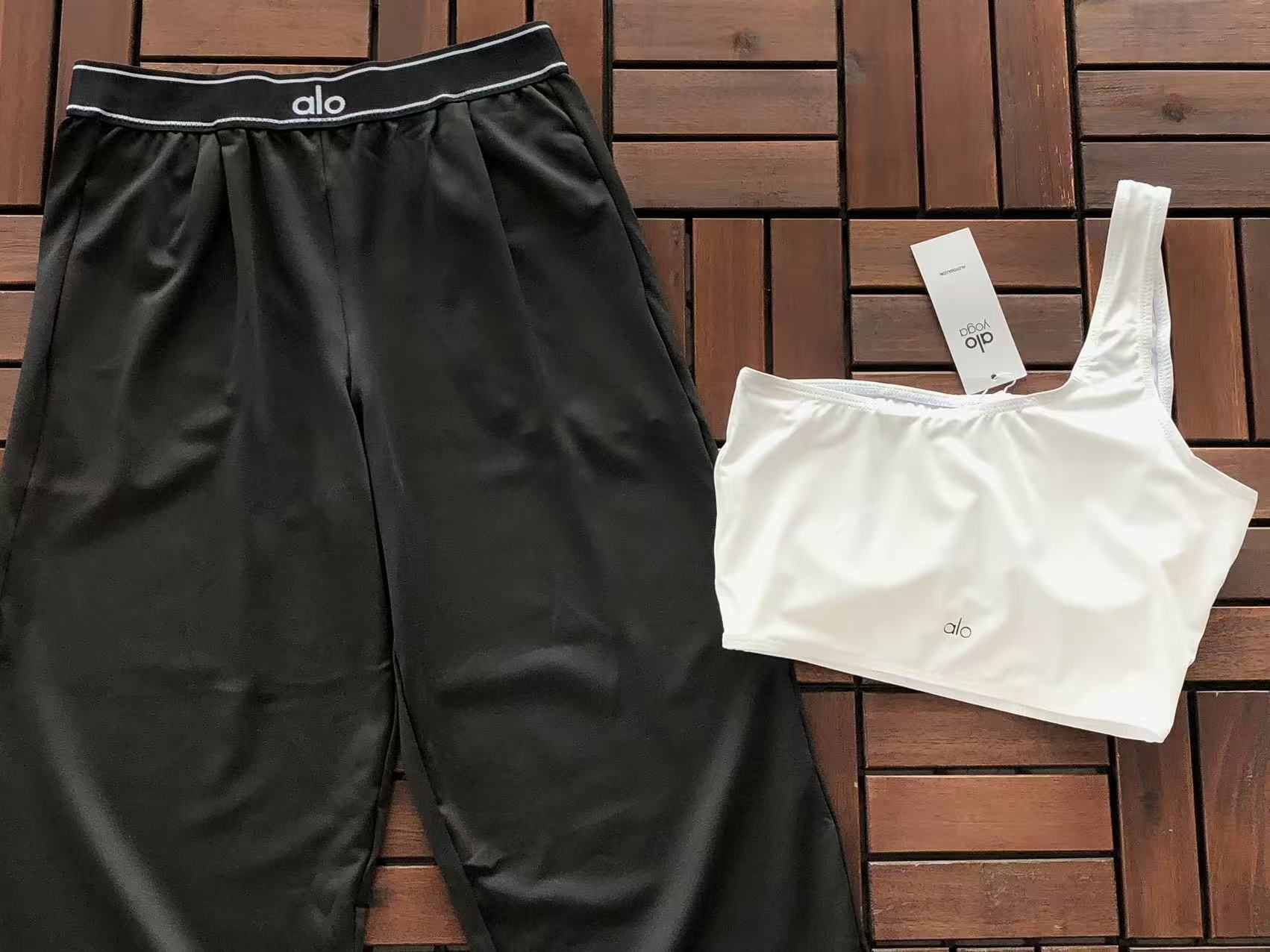 Alo Yoga Women's Yoga Set