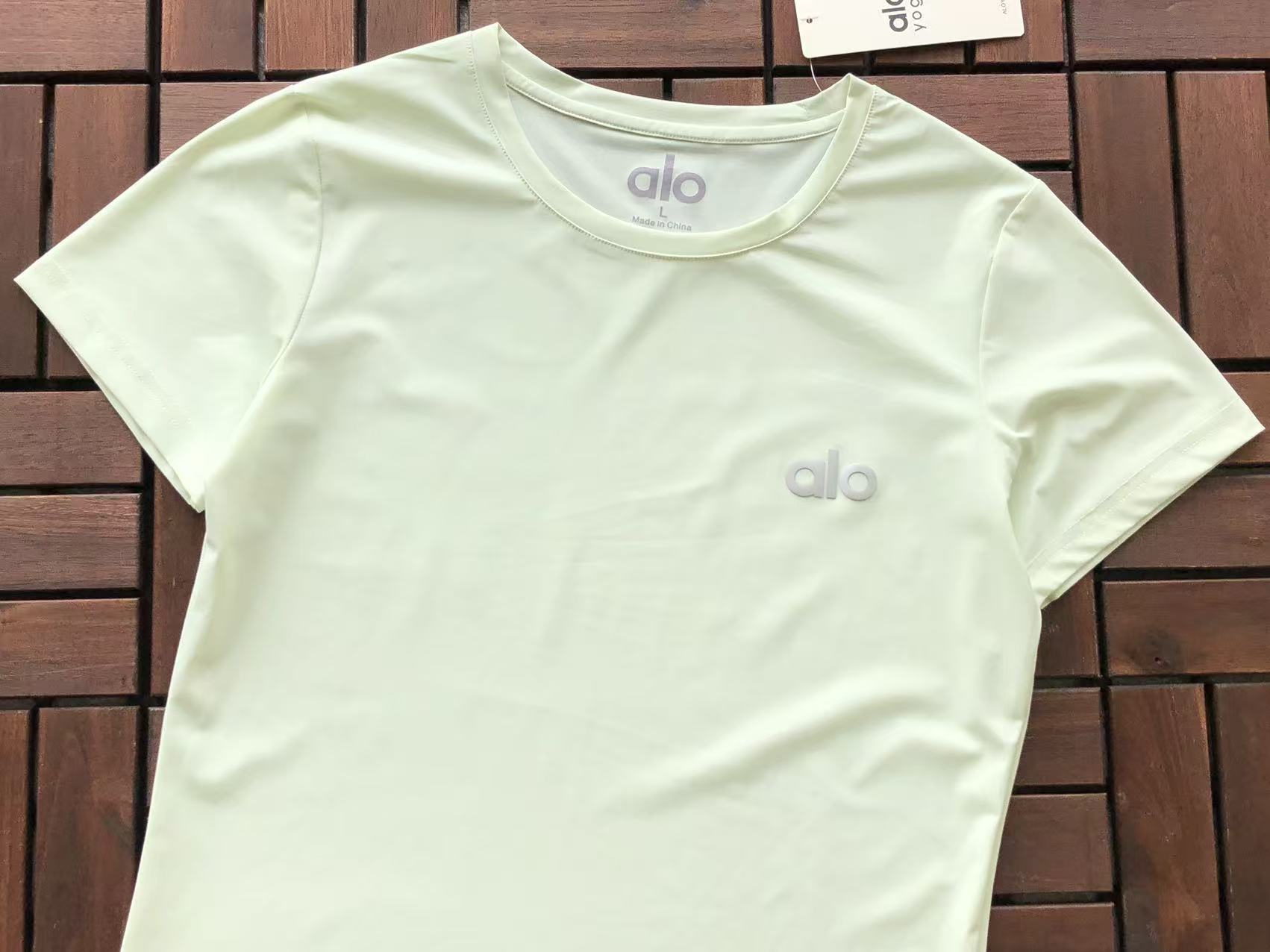 Alo Yoga Women's T-Shirt