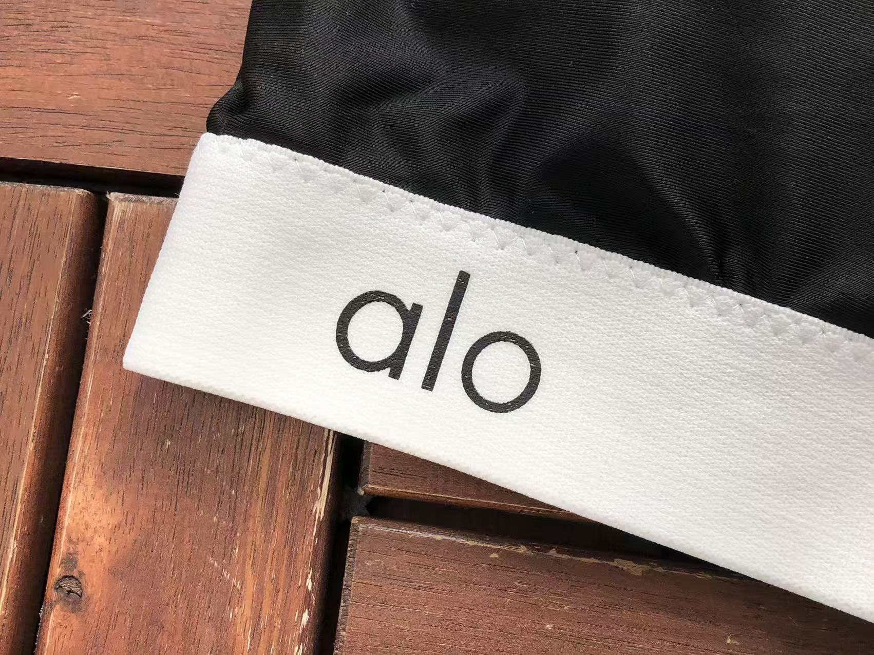Alo Yoga Women's Bra & Leggings Set