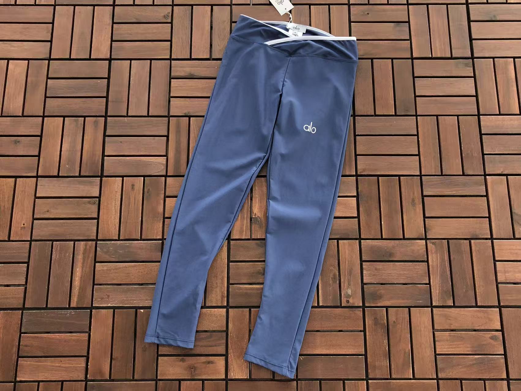 Alo Yoga Women's Yoga Set
