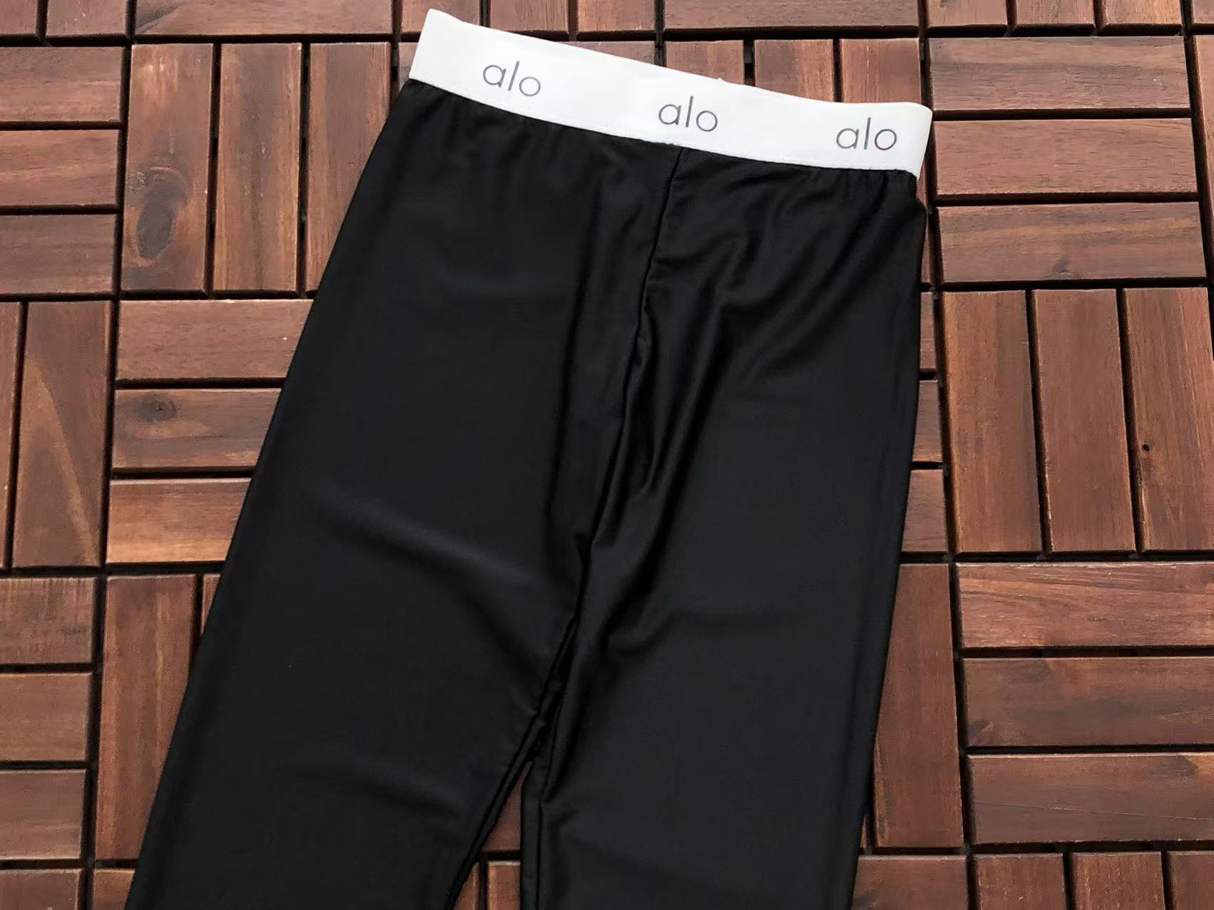 Alo Yoga Women's Bra & Leggings Set