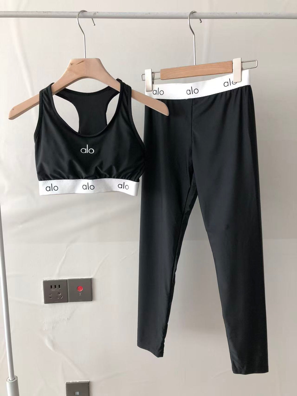 Alo Yoga Women's Bra & Leggings Set