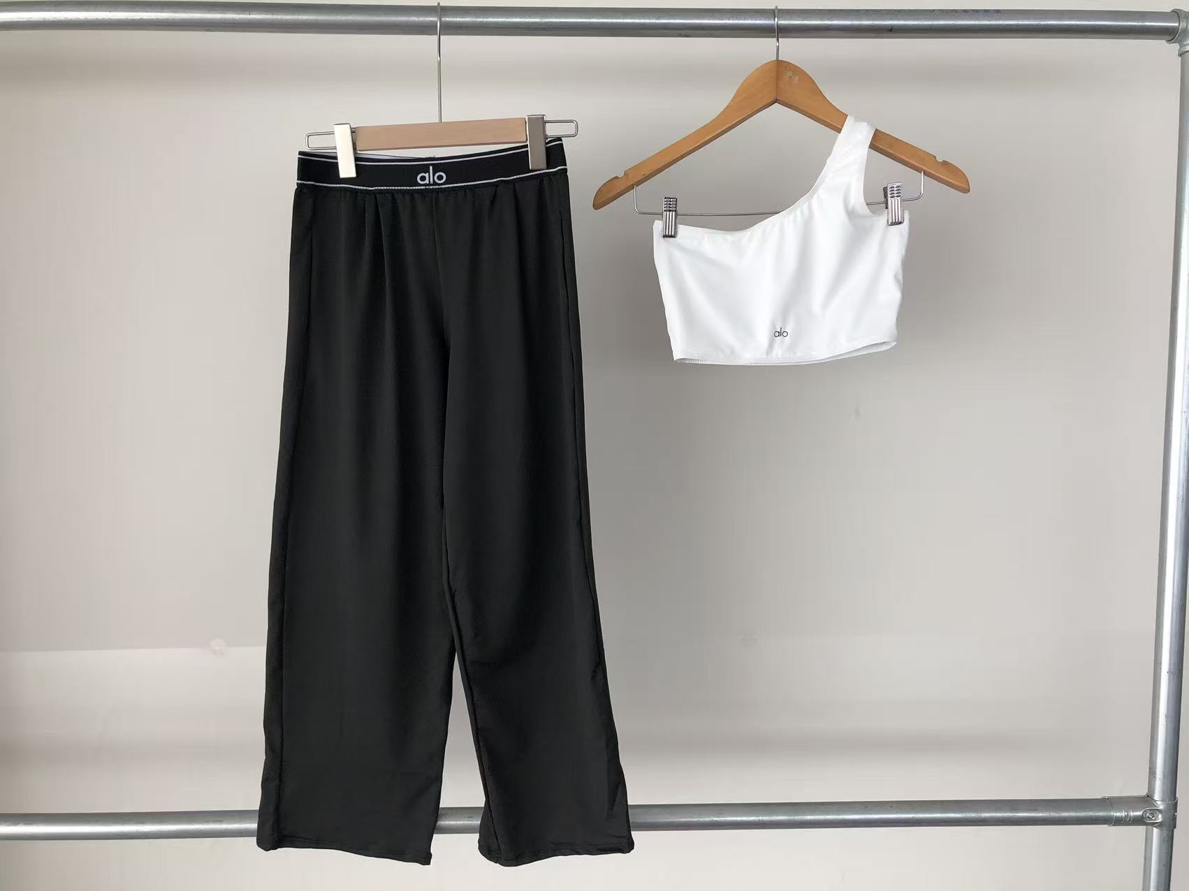 Alo Yoga Women's Yoga Set