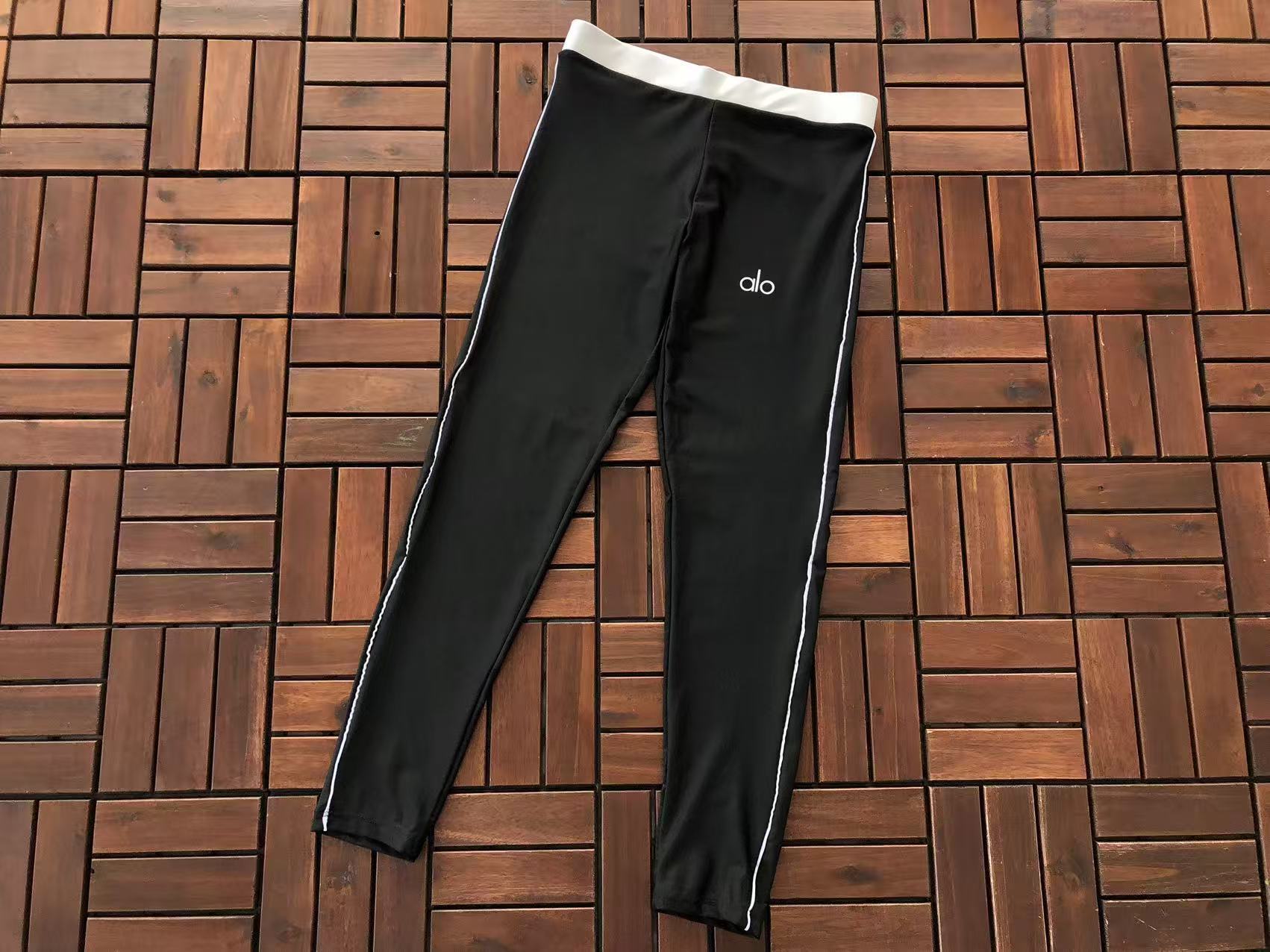 Alo Yoga Women's Bra & Leggings Set
