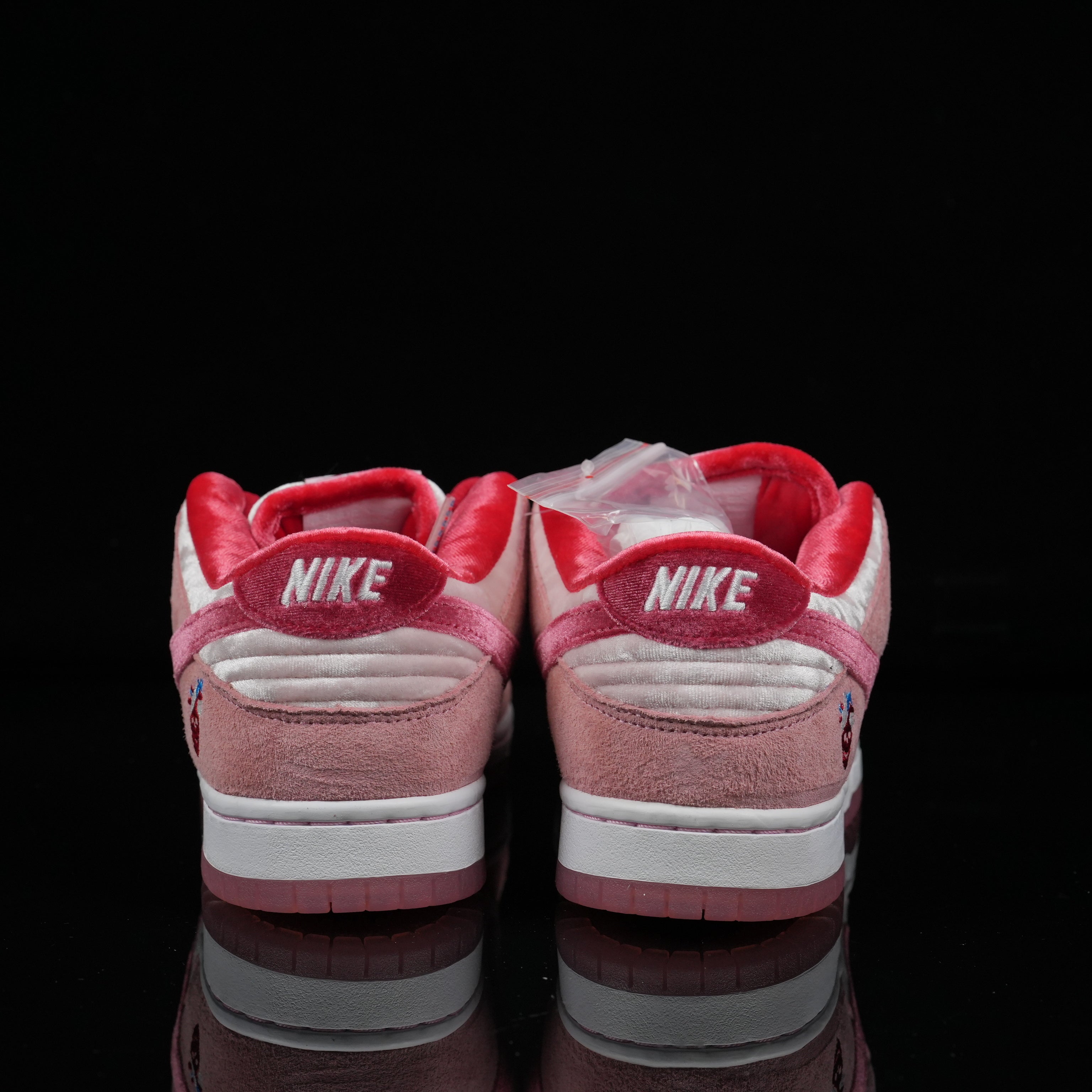 Nike SB Dunk Low Valentines Day